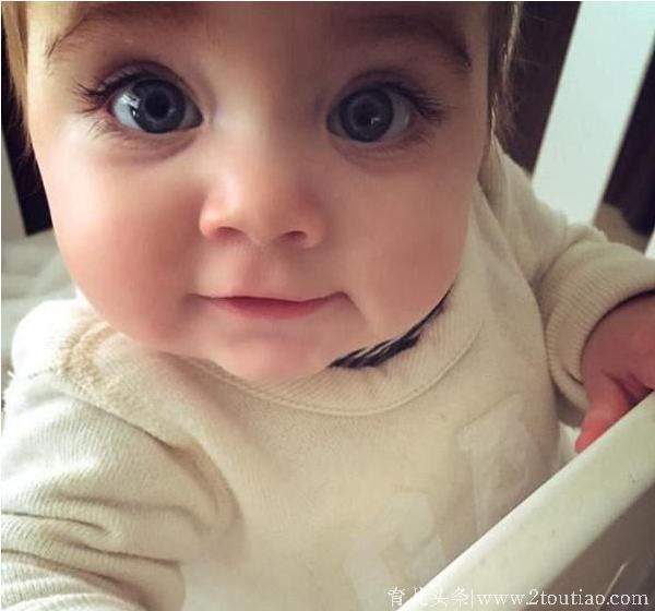 世界上最大眼睛最长睫毛的宝宝，爸爸是黑人，妈妈是模特