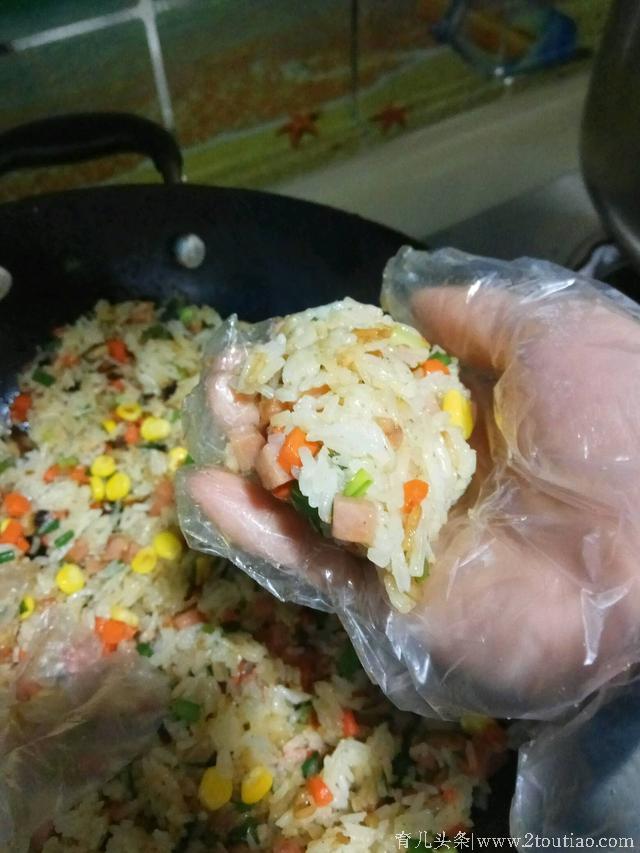 成都最流行的鸡翅包肥肠包饭，在家也可以做，想吃多少吃多少