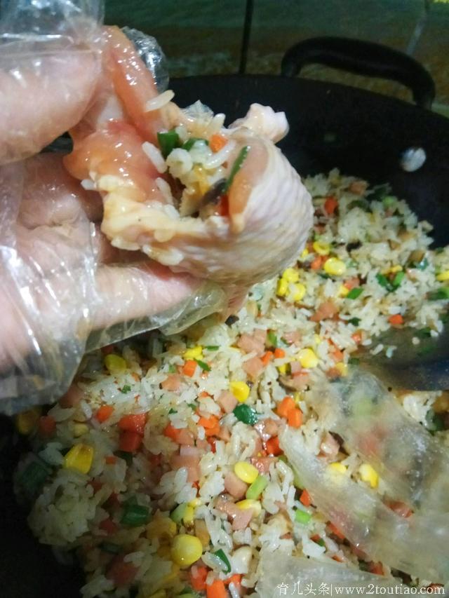 成都最流行的鸡翅包肥肠包饭，在家也可以做，想吃多少吃多少