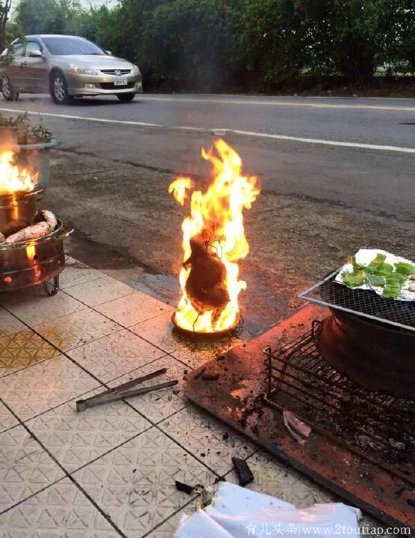 一位网友家烤鸡的时候没有注意好火候，结果，最后一张真是笑哭