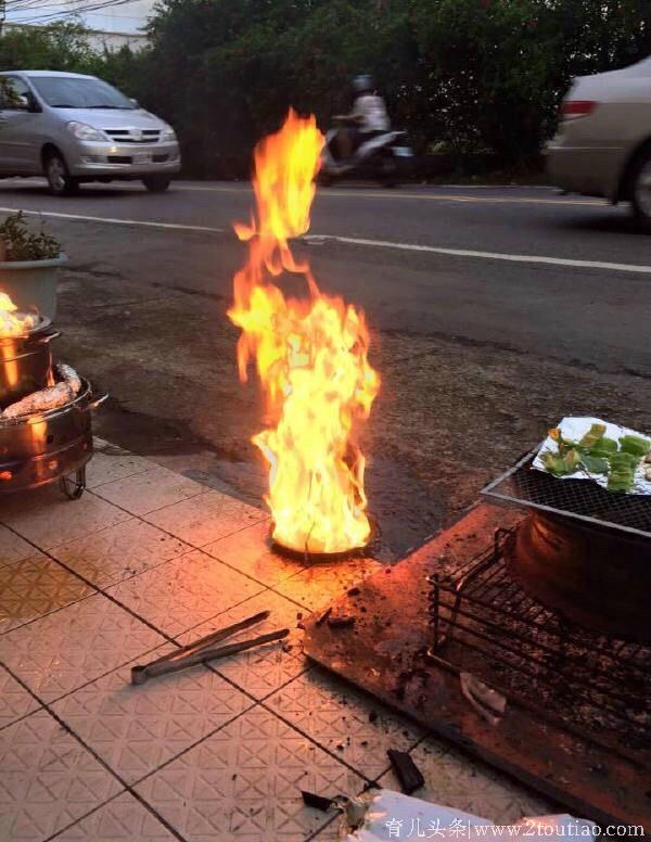 一位网友家烤鸡的时候没有注意好火候，结果，最后一张真是笑哭
