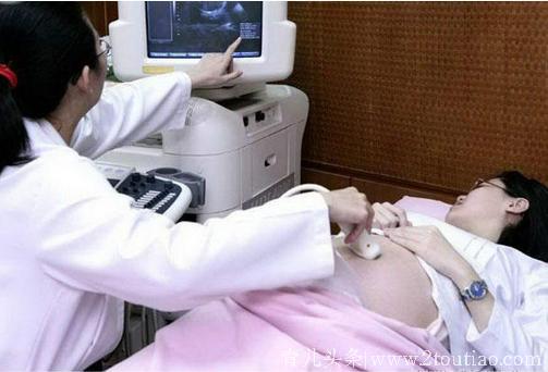 年轻妈妈怀孕两个月，肚子大的走不动，检查后一家人既欢喜又忧愁