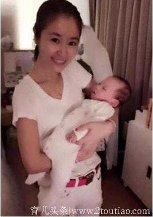 看林心如和杨颖抱娃姿势，你就知道哪位宝宝更幸福？