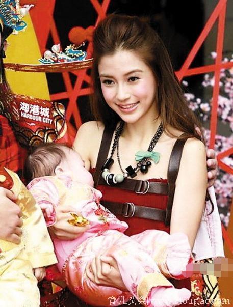 看林心如和杨颖抱娃姿势，你就知道哪位宝宝更幸福？