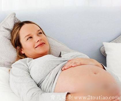 年轻妈妈怀孕4个月，肚子大的走不动，检查后一家人既欢喜又忧愁