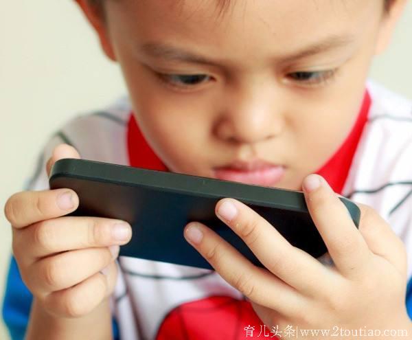 孩子沉迷手机“无法自拔”？家长仅需这4招，比摔手机强100倍