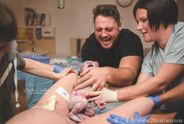 妈妈在分娩，摄影师将镜头给爸爸，爸爸表情简直难以置信