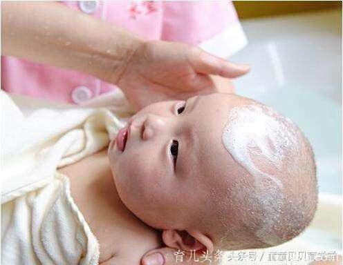 给宝宝洗头的小妙招，让宝宝不哭不闹，给宝宝洗头不再麻烦！