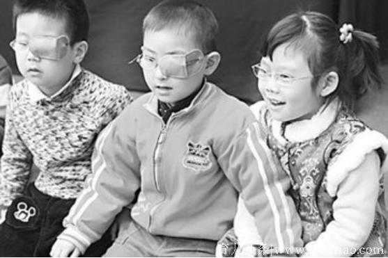 为什么有些儿童戴眼镜时，有一只眼睛要用布遮住？