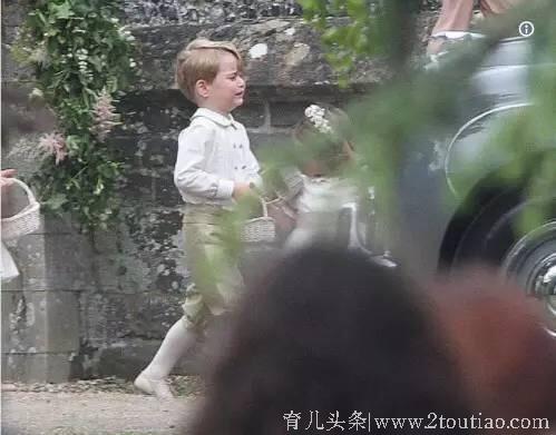 同一个世界同一个妈，小王子乔治被妈妈在婚礼上训哭，由此想到