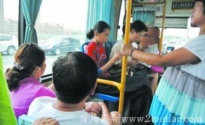 孕妇坐公交无人让座，旁边情侣的对话，惹得孕妇直接发飙