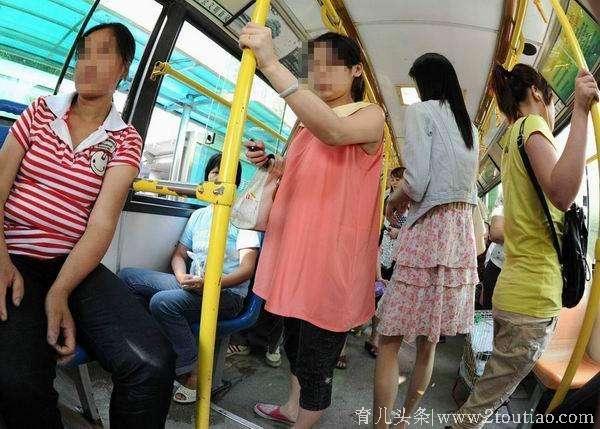 孕妇坐公交无人让座，旁边情侣的对话，惹得孕妇直接发飙