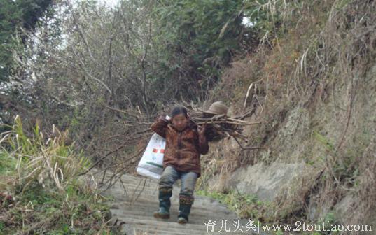 奶奶催乳养大孙子孙女，孙女感恩，带着生病的奶奶上大学