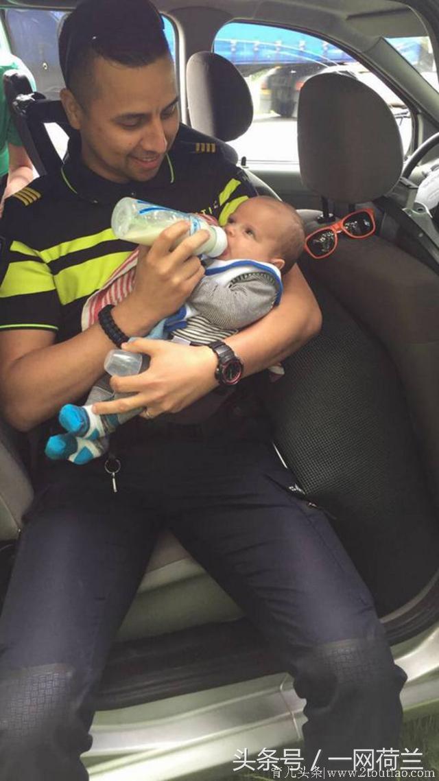一张暖心的照片：荷兰警察给车祸婴儿喂奶