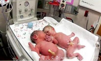 生下双胞胎老公却拉着脸，产妇一看宝宝，就明白了！