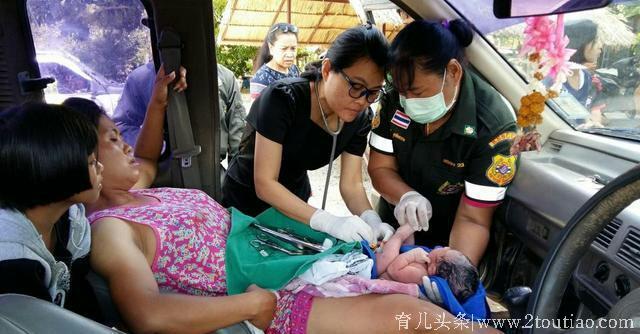 顺产生宝宝痛苦不已，但是泰国女子却在车上就完成了！牛