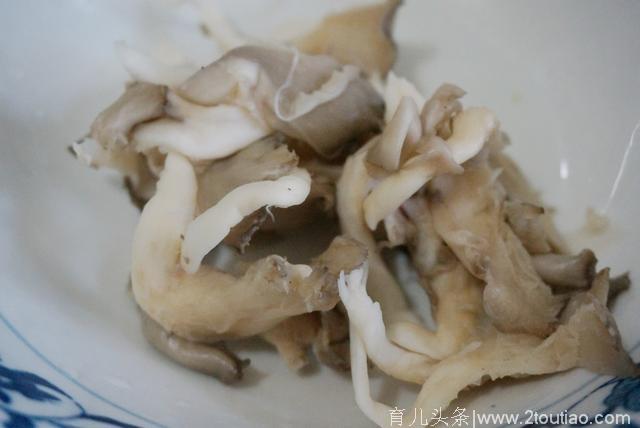 平菇别再炒着吃了，这样做外脆里嫩，一盘不够吃