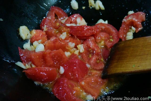 茄子的这种做法好吃又下饭，连汤汁都不会剩，关键得加上这样食材