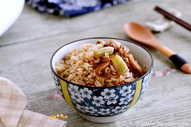 饭菜一锅出，一个电饭煲就搞定，孩子隔几天就得吃一顿，直夸好吃