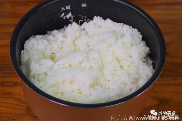 剩米饭换个吃法，连饭碗都省了