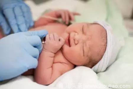 婴儿一出生都要被医生抱走几分钟 干嘛去了？