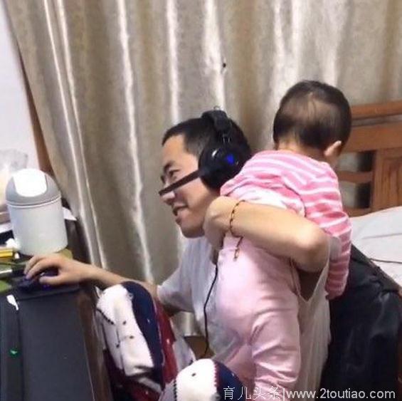 镜头下：中国奶爸的奇葩带娃照片，看完你怎么想？