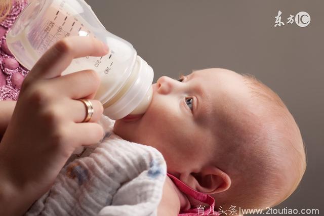 宝宝大了还用奶瓶，小心有这两个问题！