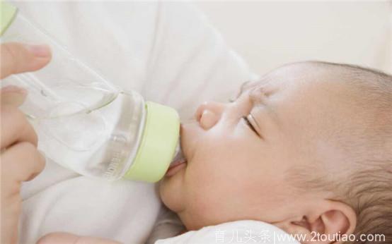 这两个时间点最好不要给宝宝喝水，喝了反而不利于健康