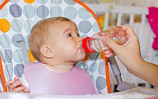 这两个时间点最好不要给宝宝喝水，喝了反而不利于健康