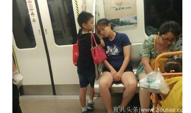 小男孩用手为妈妈垫着睡觉，网友：想为将来的女儿预定了