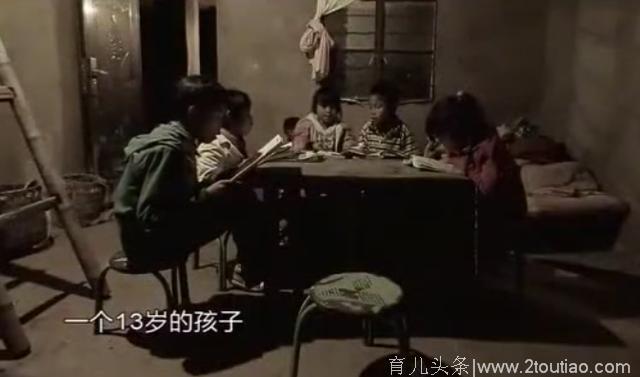 13岁小男孩独自带大5个弟弟妹妹 最小的弟弟跟着他上学 赤脚在教室外睡着了