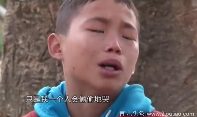 13岁小男孩独自带大5个弟弟妹妹 最小的弟弟跟着他上学 赤脚在教室外睡着了