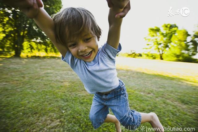 面对身体动作在挫折中发展的一岁半孩子，父母需要给予他宽容和耐心