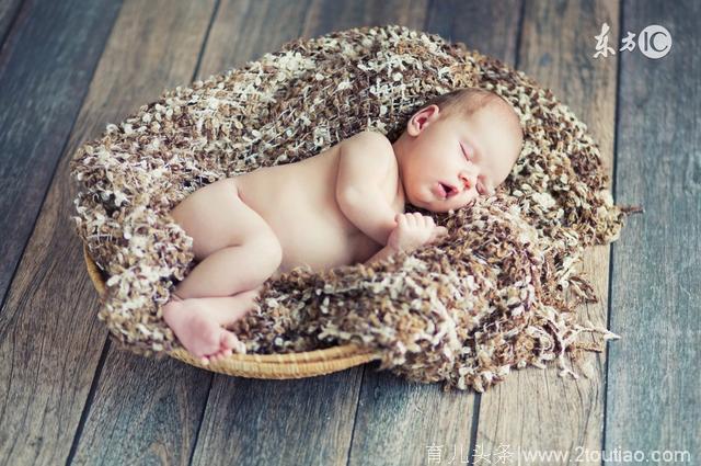 天气越来越热，很多宝宝晚上睡不踏实，如何能让宝宝们睡得更安稳？