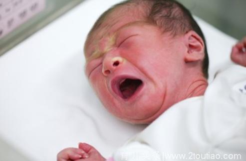 出生3天的儿子肚子莫名隆起，医生告知原因后，妈妈悔恨不已
