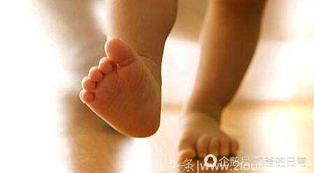 原来宝宝“光脚走路”，竟有这么多好处！袜子都可以省了！