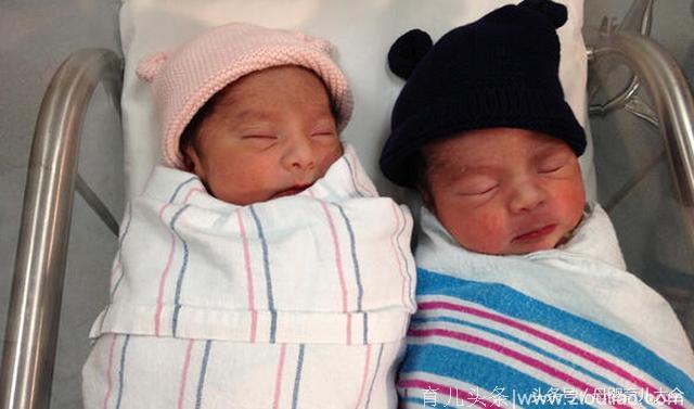  双胞胎妈妈狂扇1个月宝宝，得知原因让人落泪！