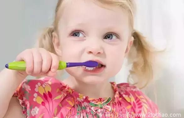 天天刷牙！2岁女童乳牙却全黑了，有这两个喂养习惯的家长必须改！