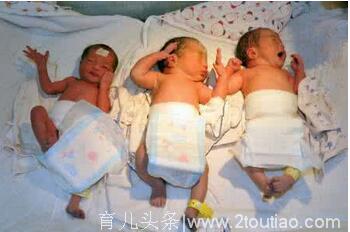 产妇生完双胞胎，总感觉不对劲，医生看一眼，这才恍然大悟！
