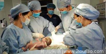 产妇生完双胞胎，总感觉不对劲，医生看一眼，这才恍然大悟！