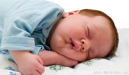 当孩子出现以下这4种睡姿，可能会越睡越笨！越睡越丑！准父母们都要警惕！