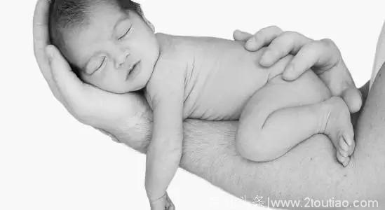 美国育儿专家的哄睡终极大绝招竟然是将宝宝“叫醒”？真的有效吗？