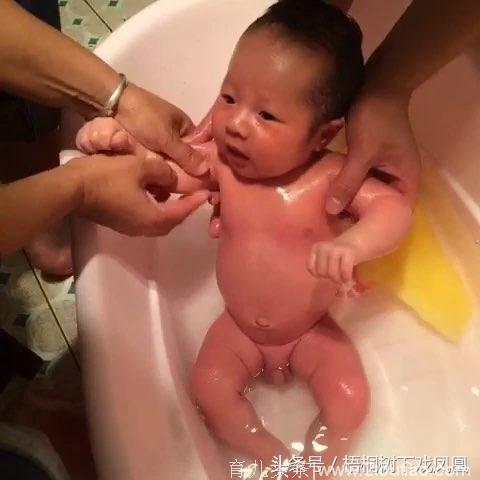 过去民间第一次给新生男婴洗澡，擦到小鸡鸡小屁屁时要说喜话，咋说的？知道了你会捧腹大笑