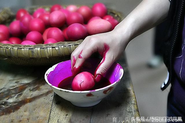 过去民间第一次给新生男婴洗澡，擦到小鸡鸡小屁屁时要说喜话，咋说的？知道了你会捧腹大笑