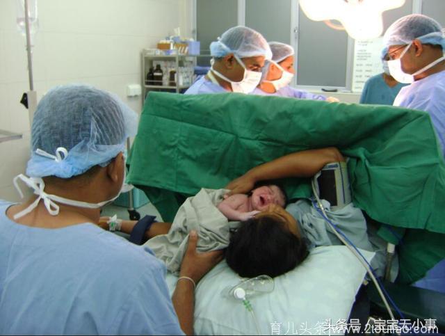 产妇艰难产下7斤男婴，在医院便遭来婆婆痛骂