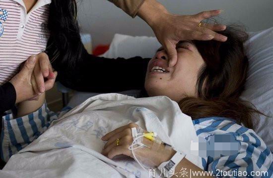22岁孕妇跪求流产，说出原因后，医生都哭了！