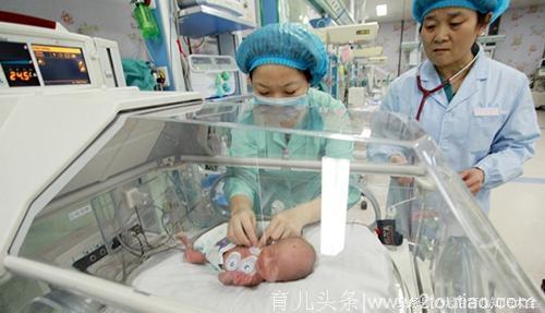 年轻孕妈意外怀上三胞胎，剖腹手术后却把医生吓到了，三胞胎里竟还“藏”了一个