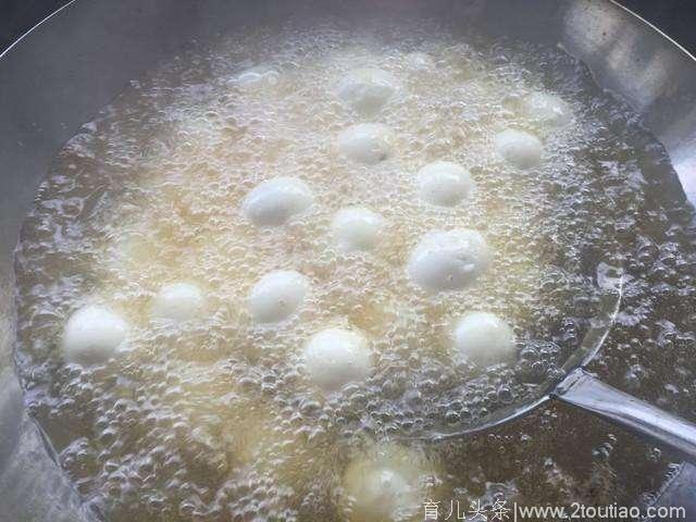 女子将20个鸡蛋放到油锅里炸，最后结果让人惊喜！