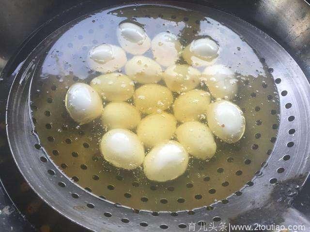 女子将20个鸡蛋放到油锅里炸，最后结果让人惊喜！