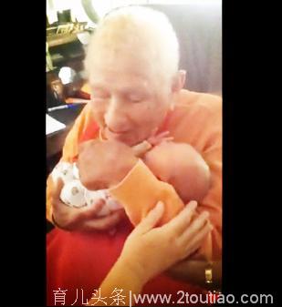 105岁爷爷得到孙女允许，颤巍巍抱起曾外孙，保姆被感动哭了！